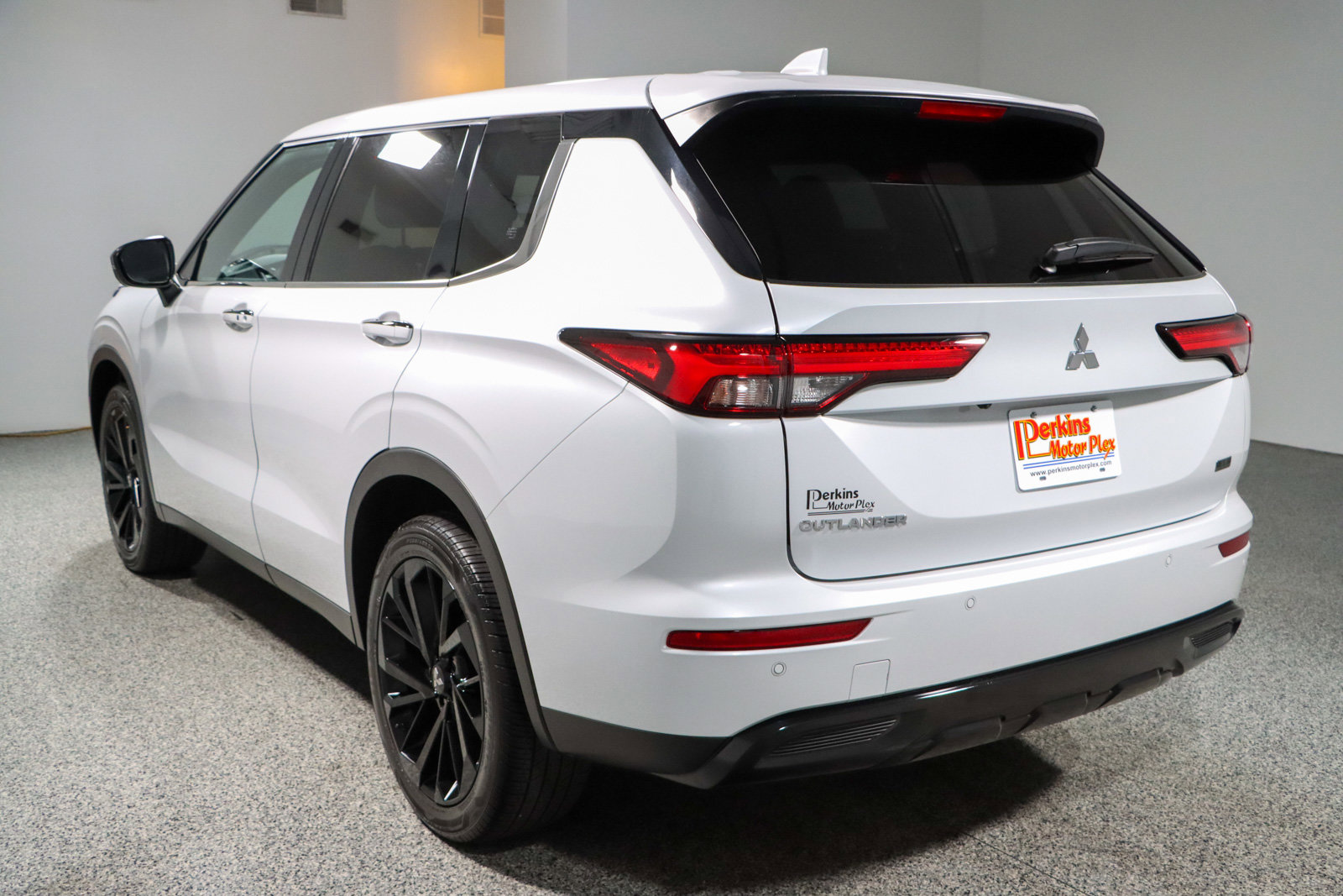 Used 2024 Mitsubishi Outlander SE Black Edition image 9