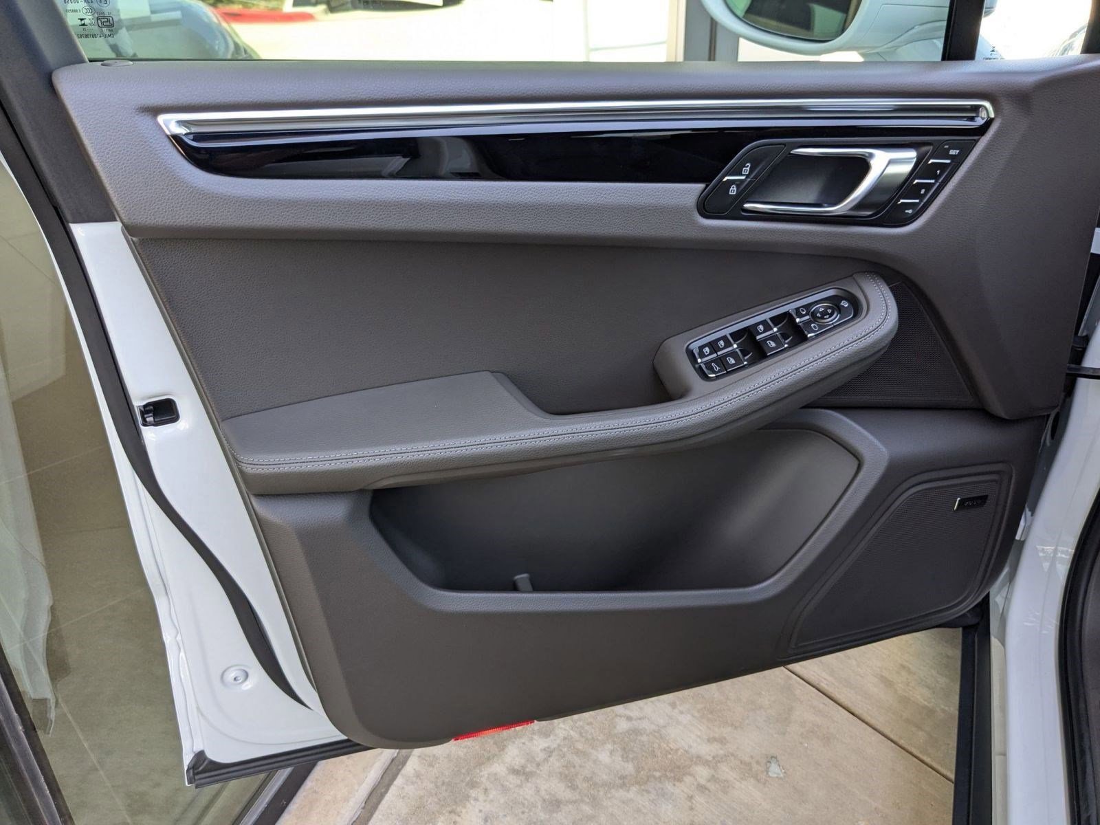 Used 2025 Porsche Macan image 13