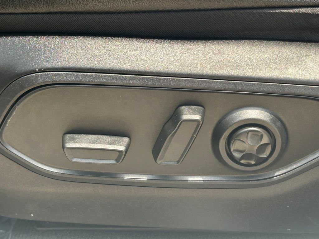 Used 2023 Jeep Grand Cherokee L Limited RWD image 23