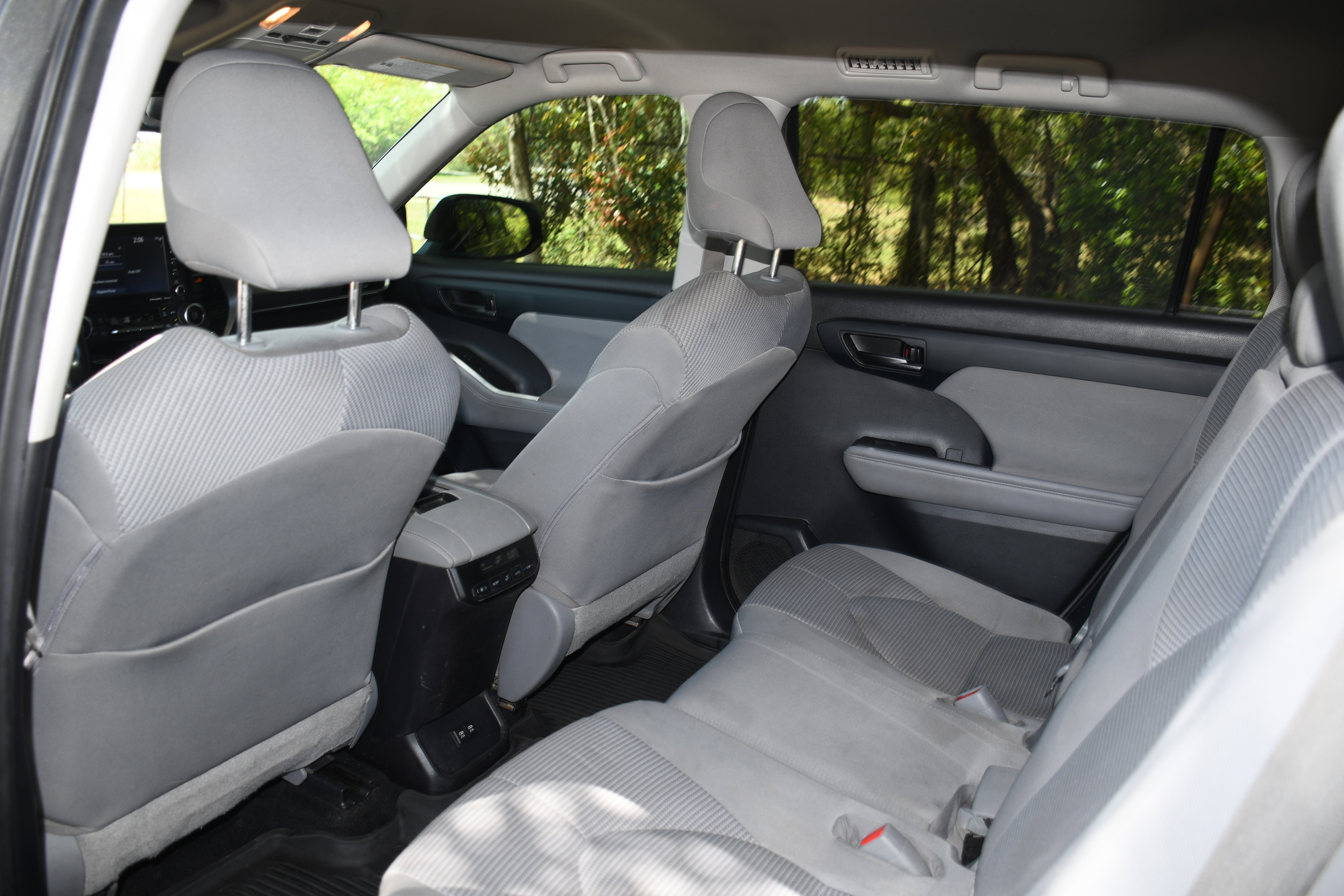 Used 2021 Toyota Highlander LE AWD/4WD image 14