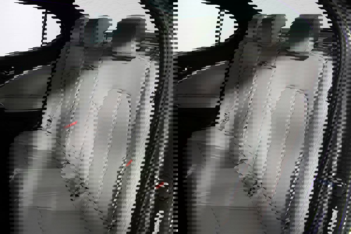 Used 2025 Genesis G70 2.5T image 23