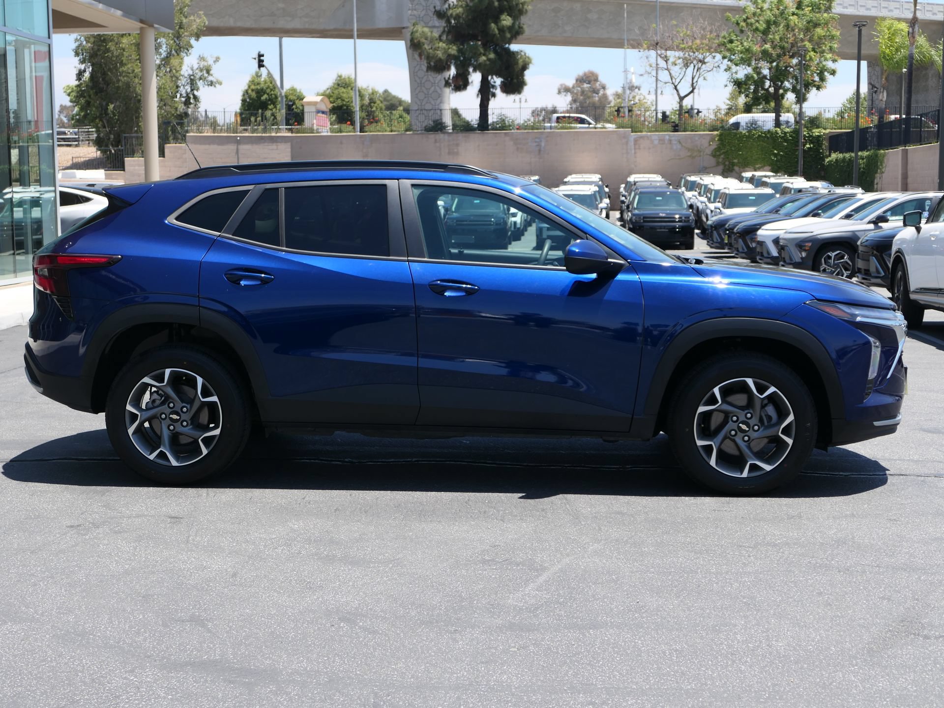 Used 2024 Chevrolet Trax LT FWD image 2