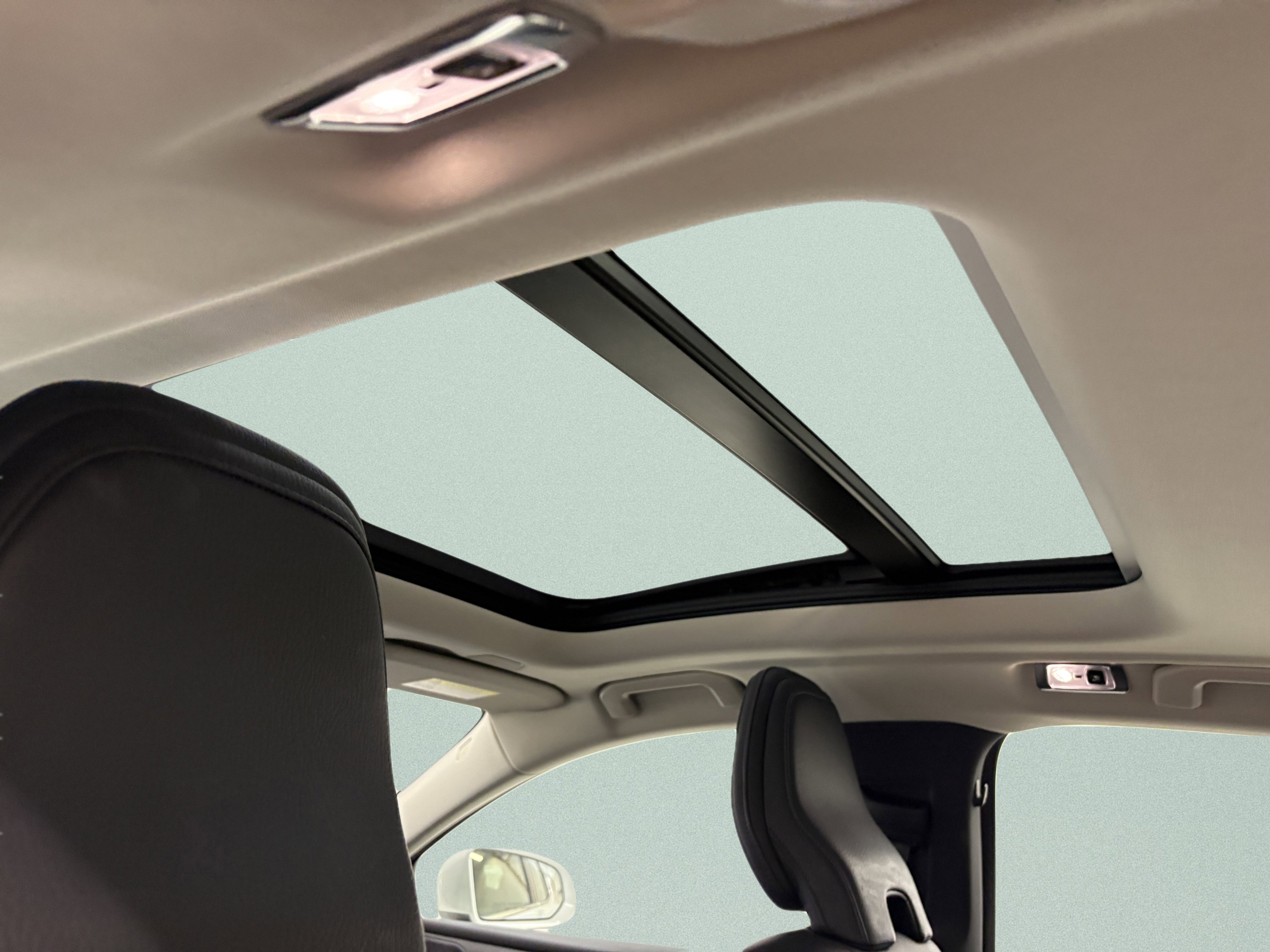 Used 2021 Volvo S60 T8 Inscription image 9