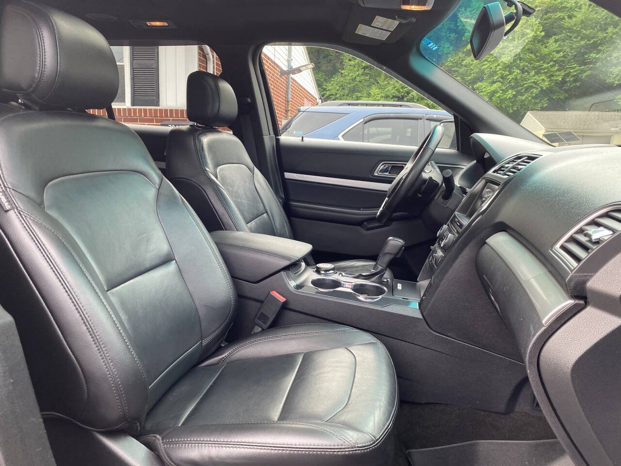 Used 2017 Ford Explorer XLT w/ Equipment Group 202A AWD/4WD image 19