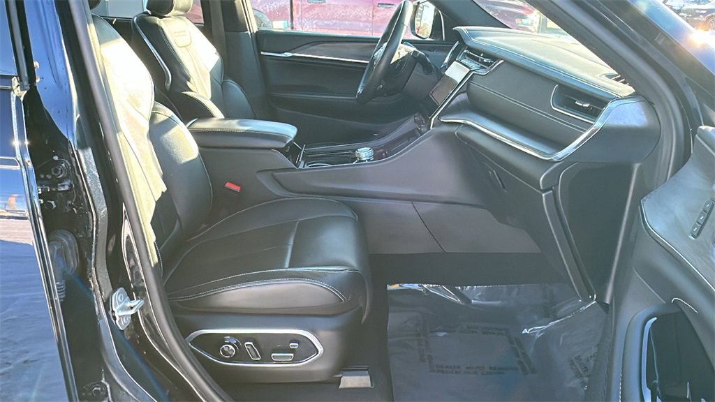 Used 2024 Jeep Grand Cherokee Overland w/ Adv Protech Group III image 33