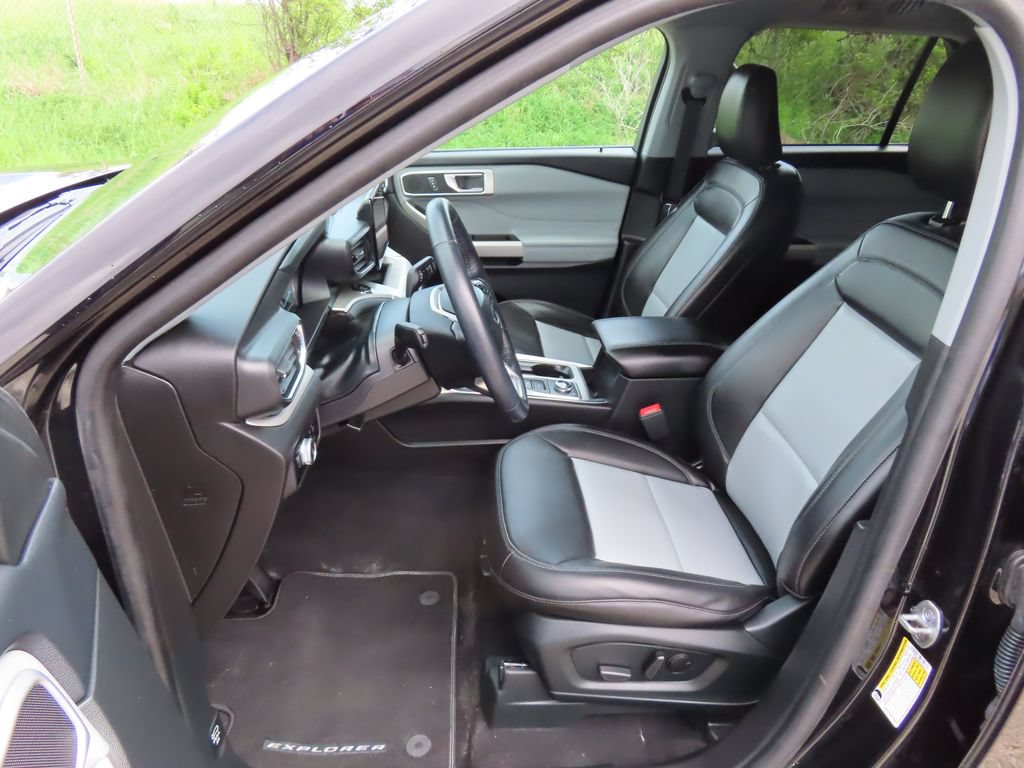 Used 2023 Ford Explorer XLT w/ Equipment Group 202A AWD/4WD image 22