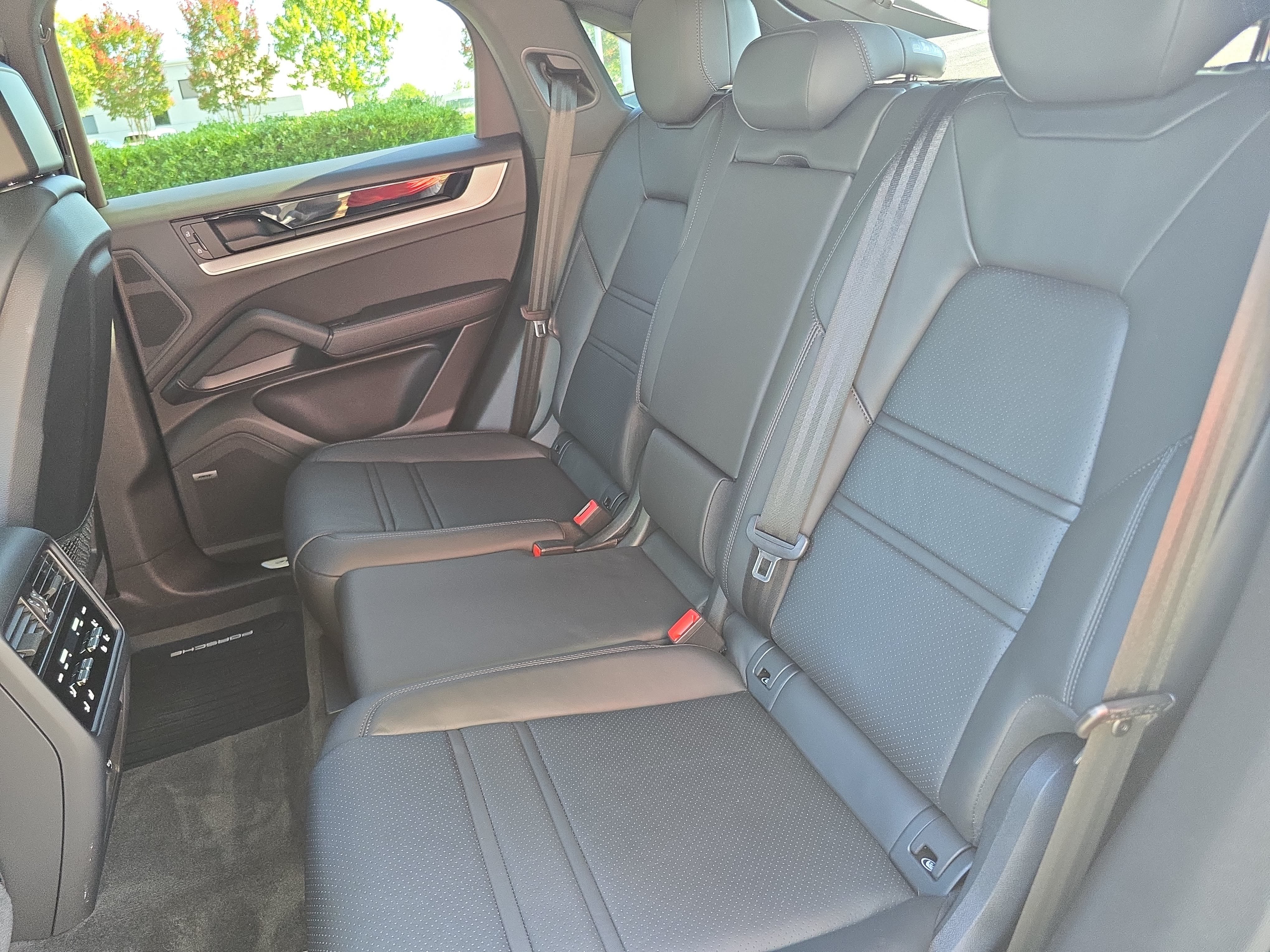 Used 2024 Porsche Cayenne Coupe AWD/4WD image 14