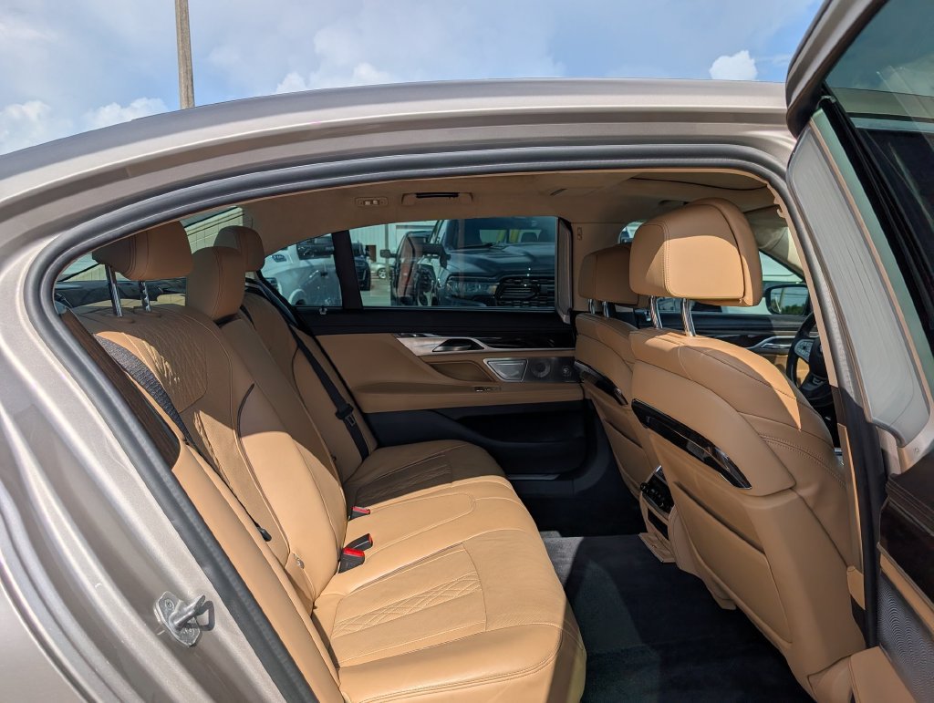 Used 2021 BMW 750i xDrive w/ Executive Package AWD/4WD image 24