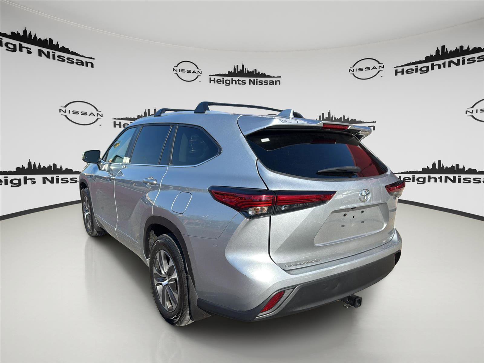 Used 2023 Toyota Highlander XLE AWD/4WD image 4