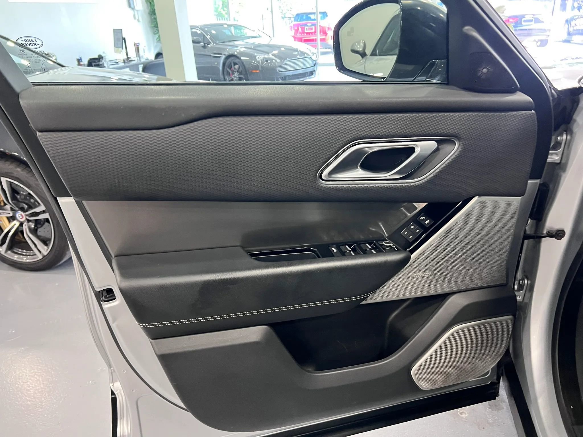 Used 2018 Land Rover Range Rover Velar S AWD/4WD image 27