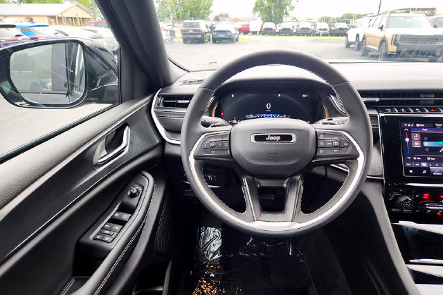 Used 2025 Jeep Grand Cherokee L Altitude AWD/4WD image 7