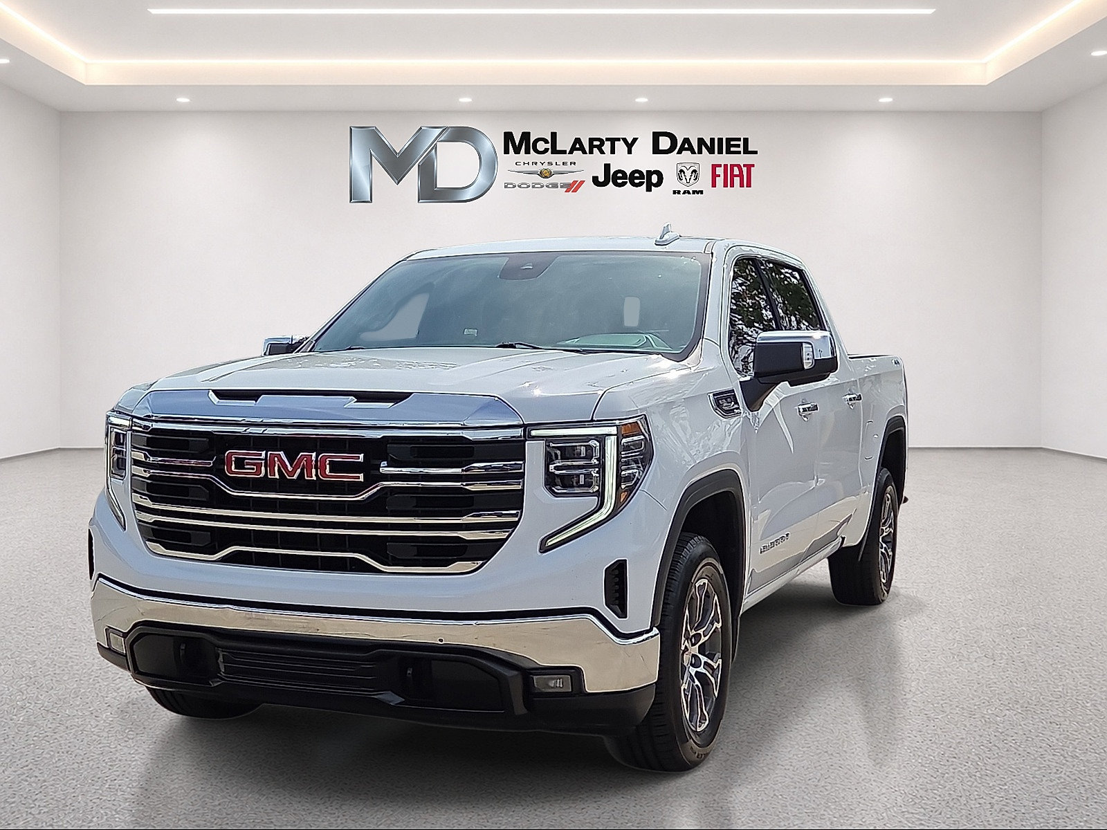 Used 2025 GMC Sierra 1500 SLT AWD/4WD image 2