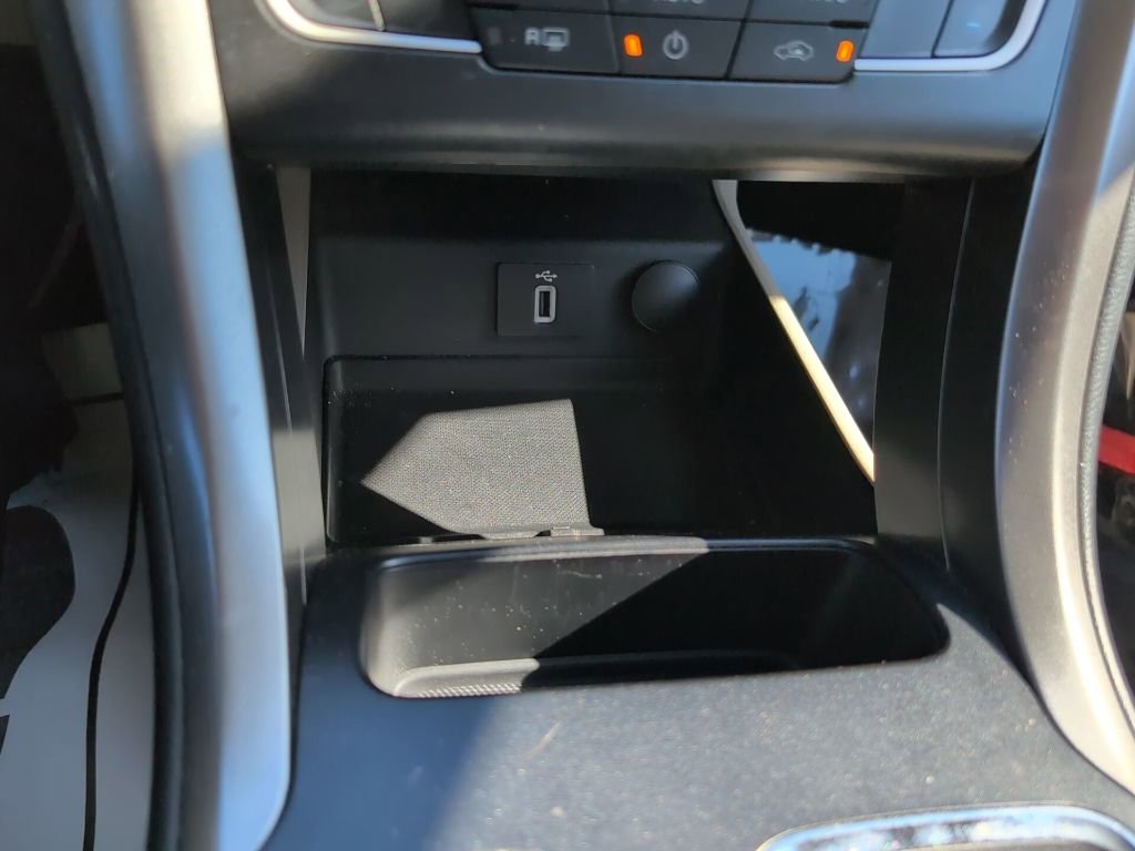 Used 2017 Ford Fusion SE w/ Fusion SE Technology Package image 18