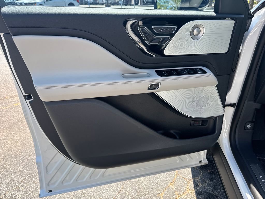 New 2026 Lincoln Aviator Reserve w/ Luxury Package AWD/4WD image 11
