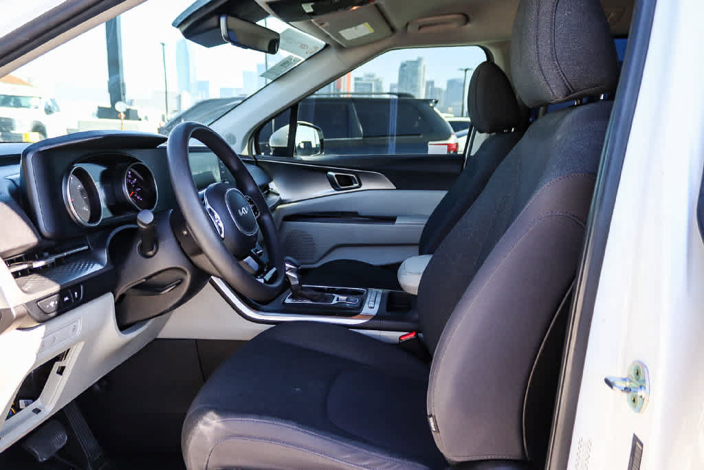 Used 2023 Kia Carnival LX FWD image 16