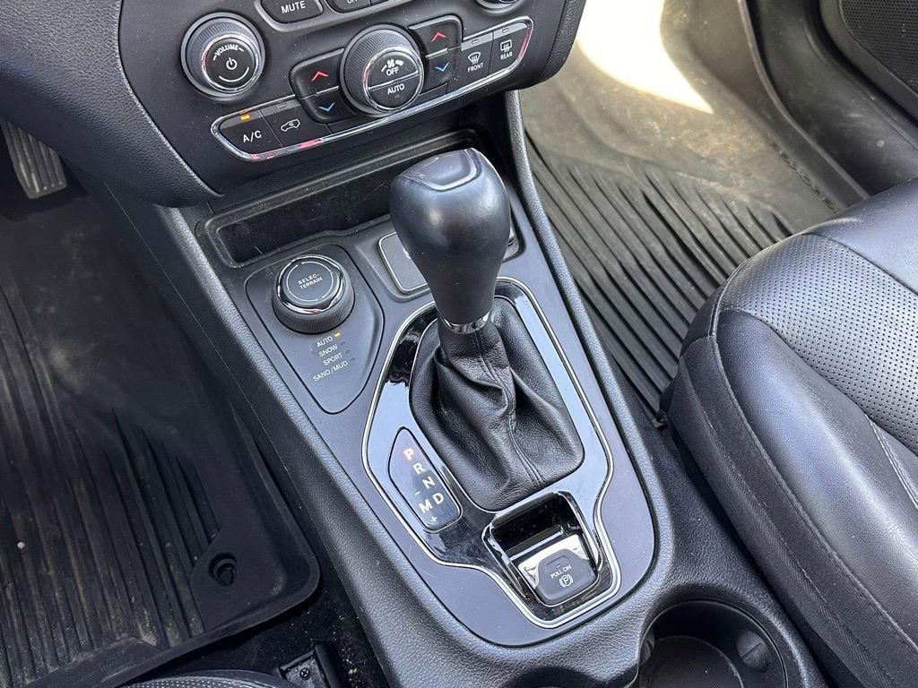 Used 2022 Jeep Cherokee Limited w/ Mopar Interior Package AWD/4WD image 31