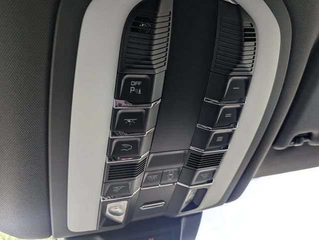 Used 2024 Porsche Macan AWD/4WD image 30