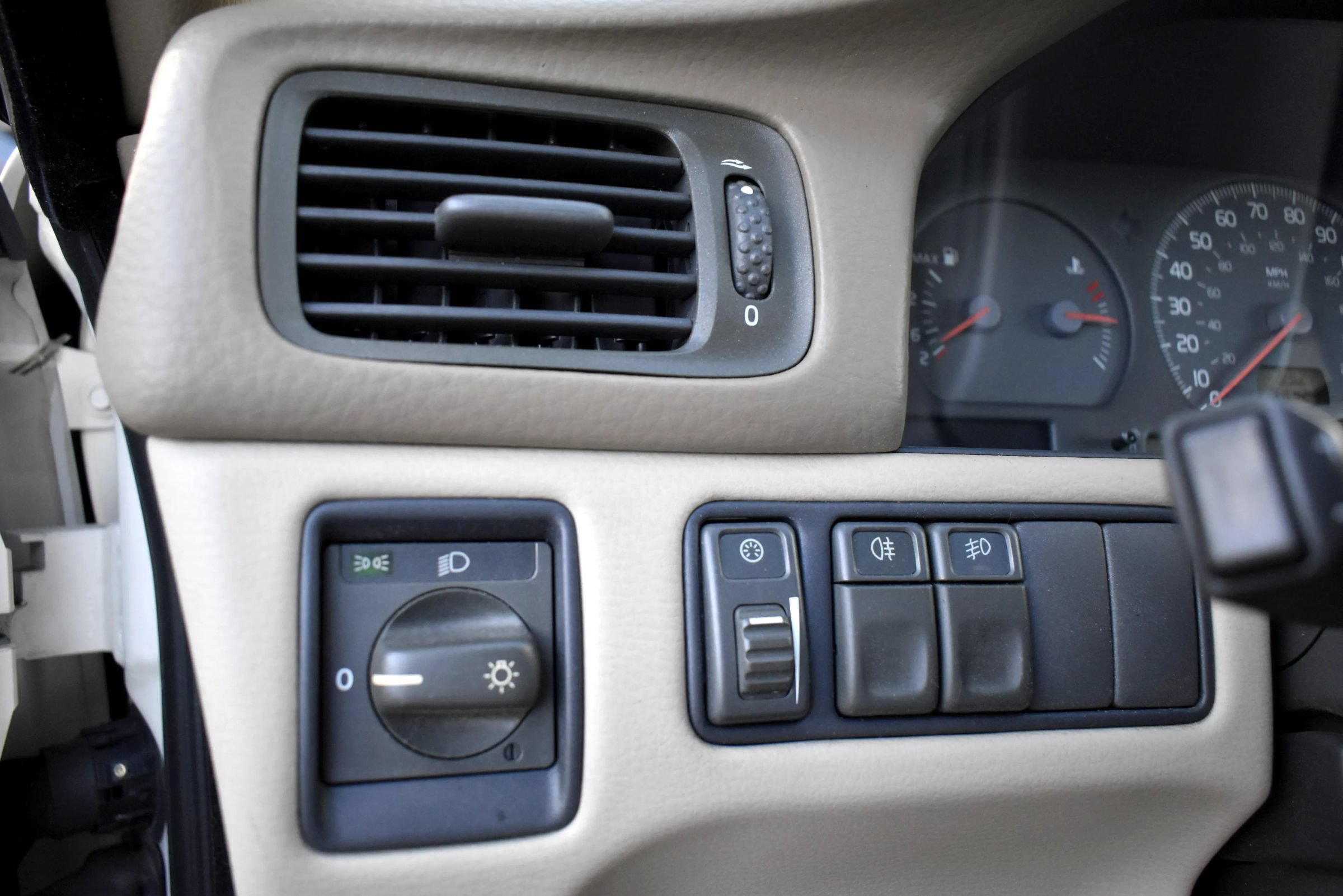 Used 2004 Volvo C70 LT FWD image 18