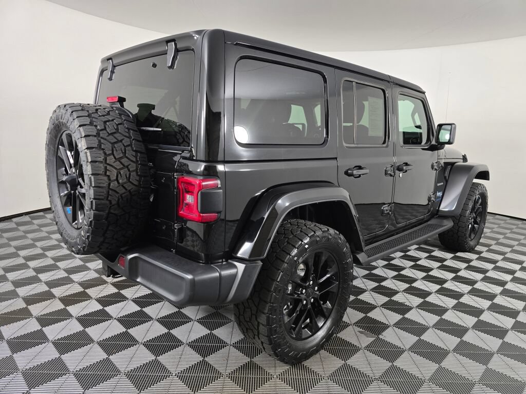 Used 2023 Jeep Wrangler Unlimited Sahara w/ Cold Weather Group AWD/4WD image 3