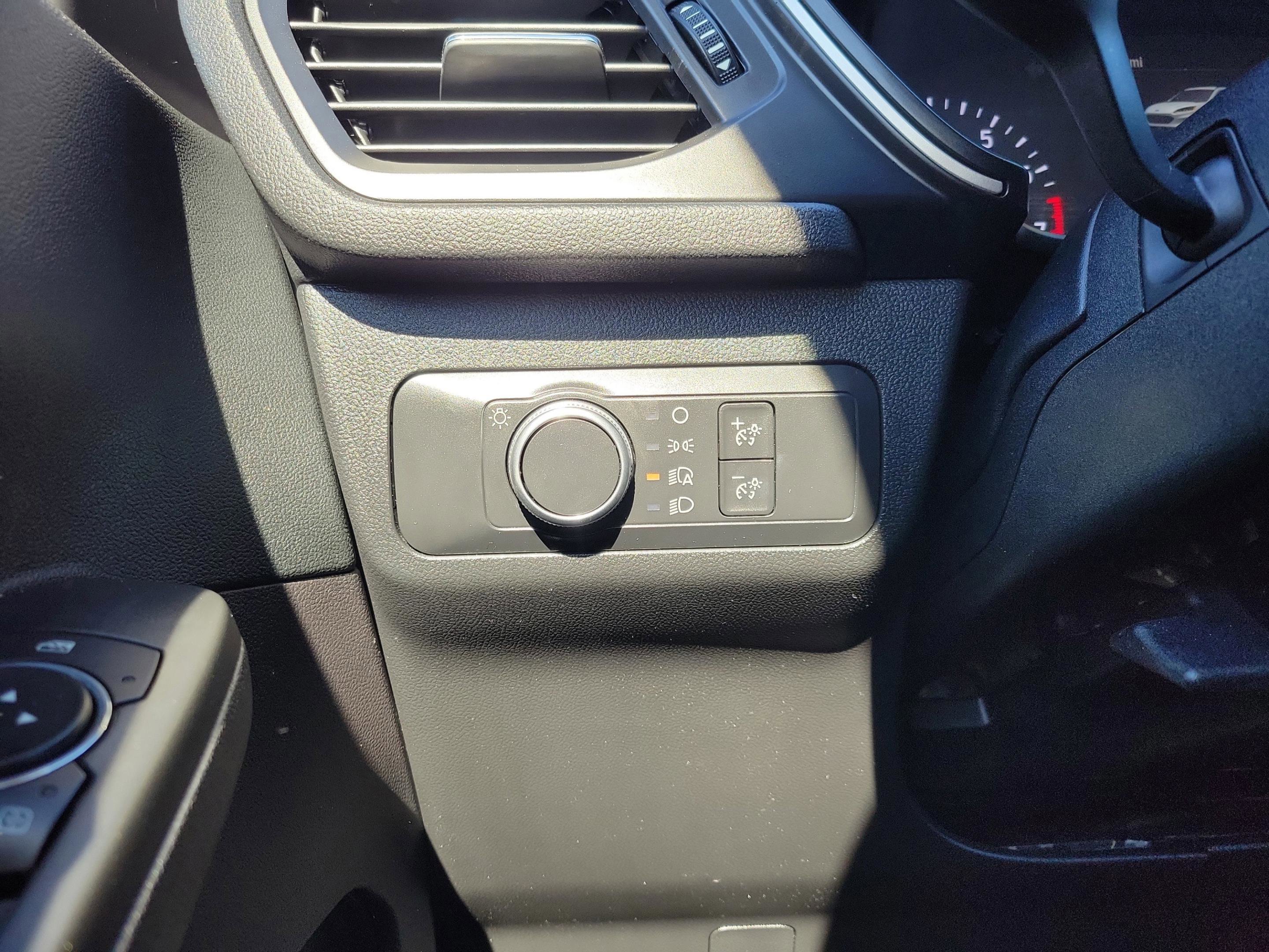 Used 2020 Ford Escape SE image 9