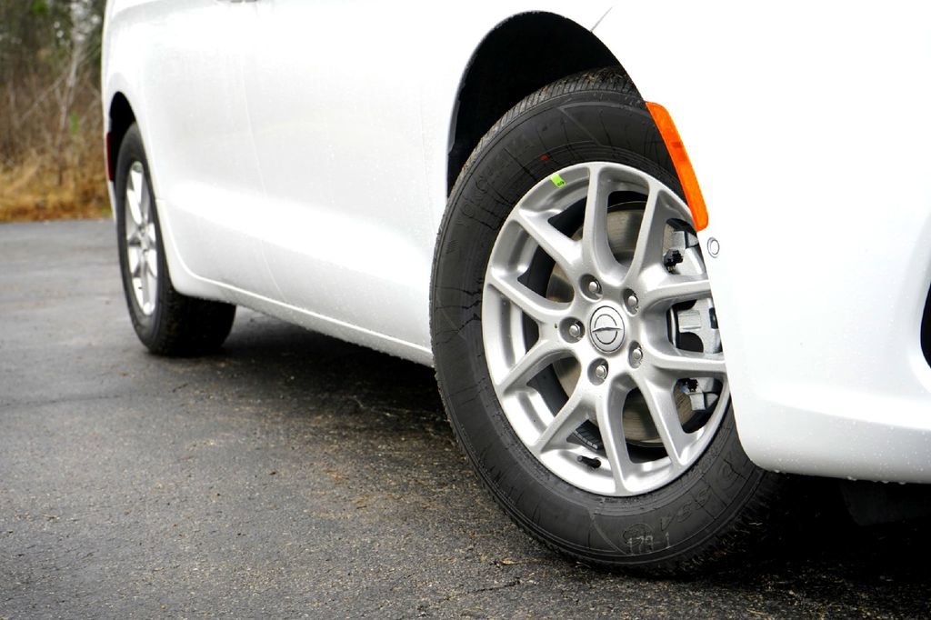 New 2026 Chrysler Pacifica Select image 3