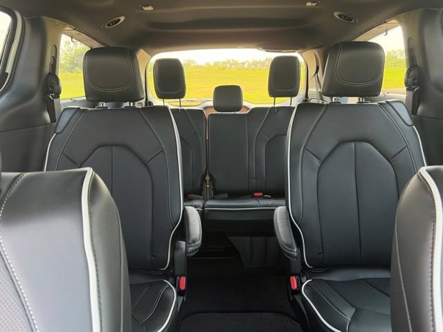 New 2027 Chrysler Pacifica Limited w/ Family Tech Group AWD/4WD image 15