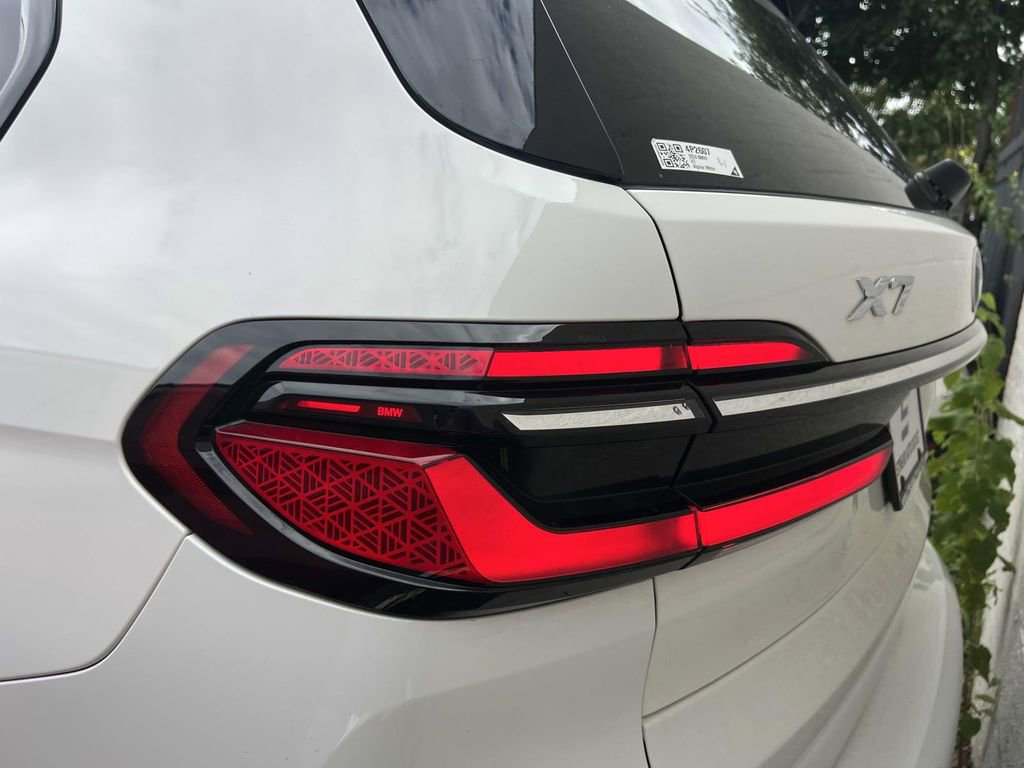 Used 2024 BMW X7 xDrive40i w/ M Sport Package image 5