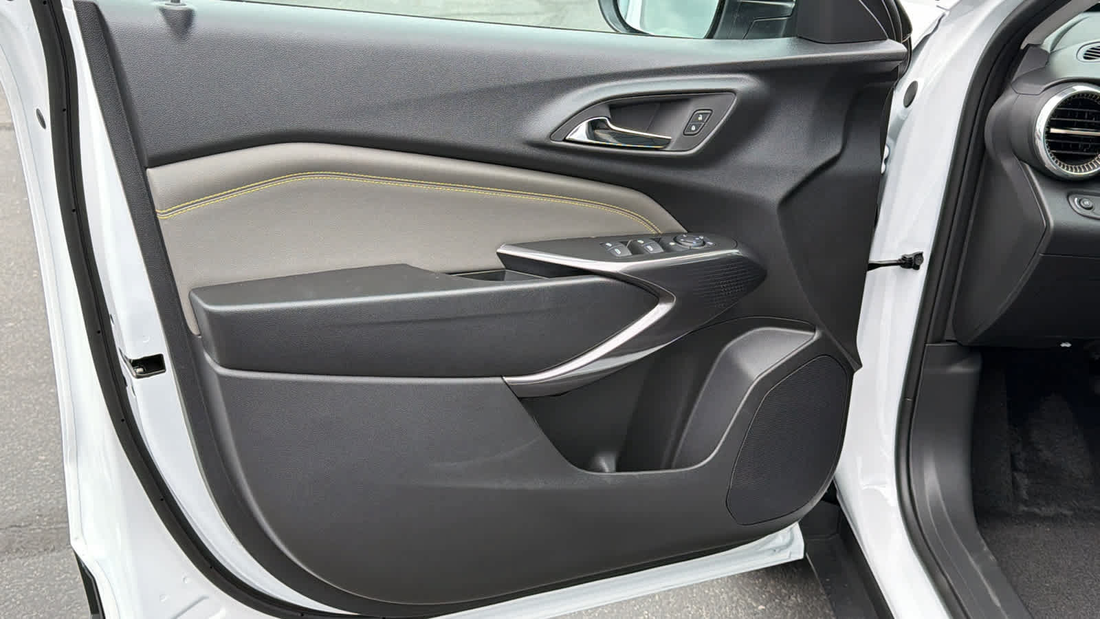 New 2026 Chevrolet Trax ACTIV w/ Sunroof Package FWD image 23
