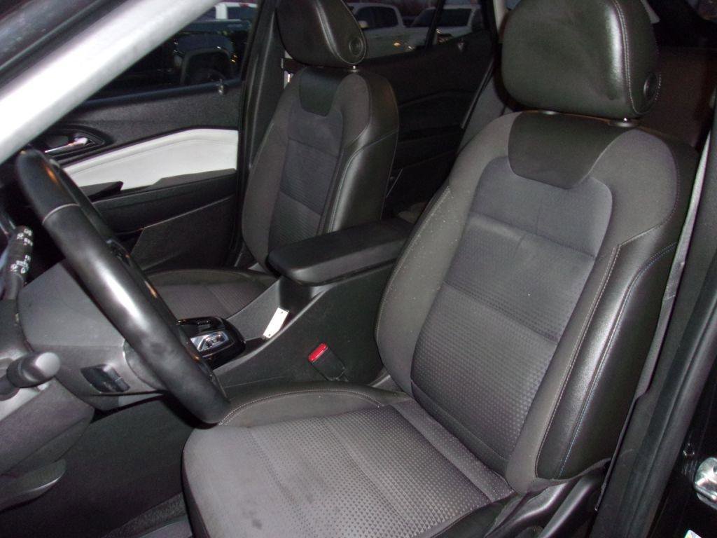 Used 2025 Chevrolet Trax LT w/ Driver Confidence Package image 9