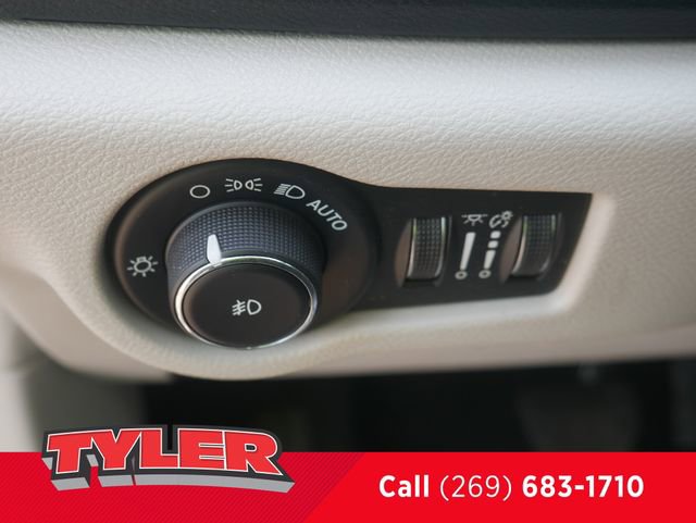 Used 2020 Chrysler Pacifica Touring w/ Cold Weather Group FWD image 23