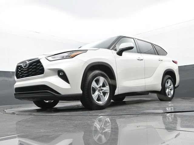 Used 2020 Toyota Highlander LE FWD image 28