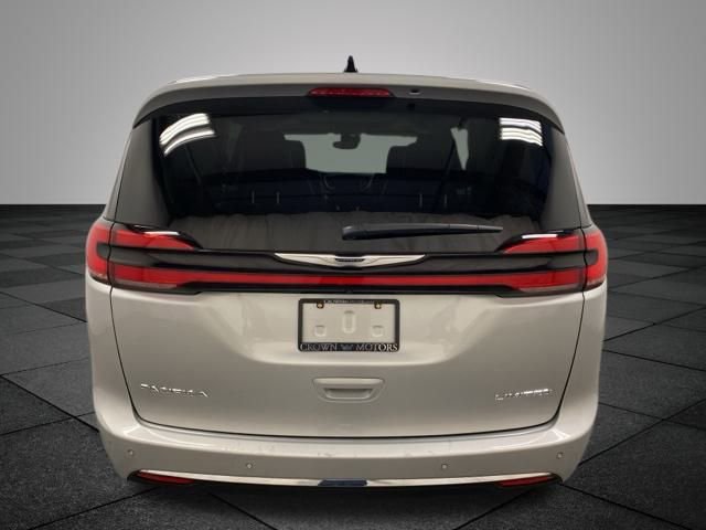 Used 2024 Chrysler Pacifica Limited image 5