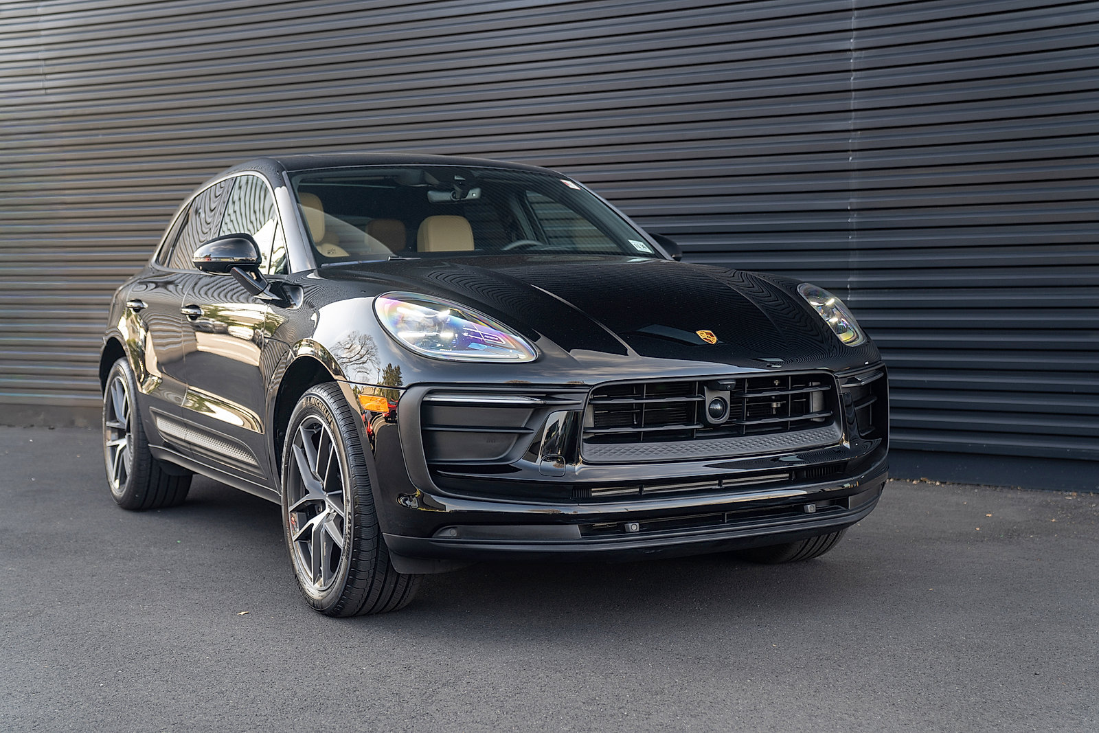 Certified 2025 Porsche Macan AWD/4WD image 26