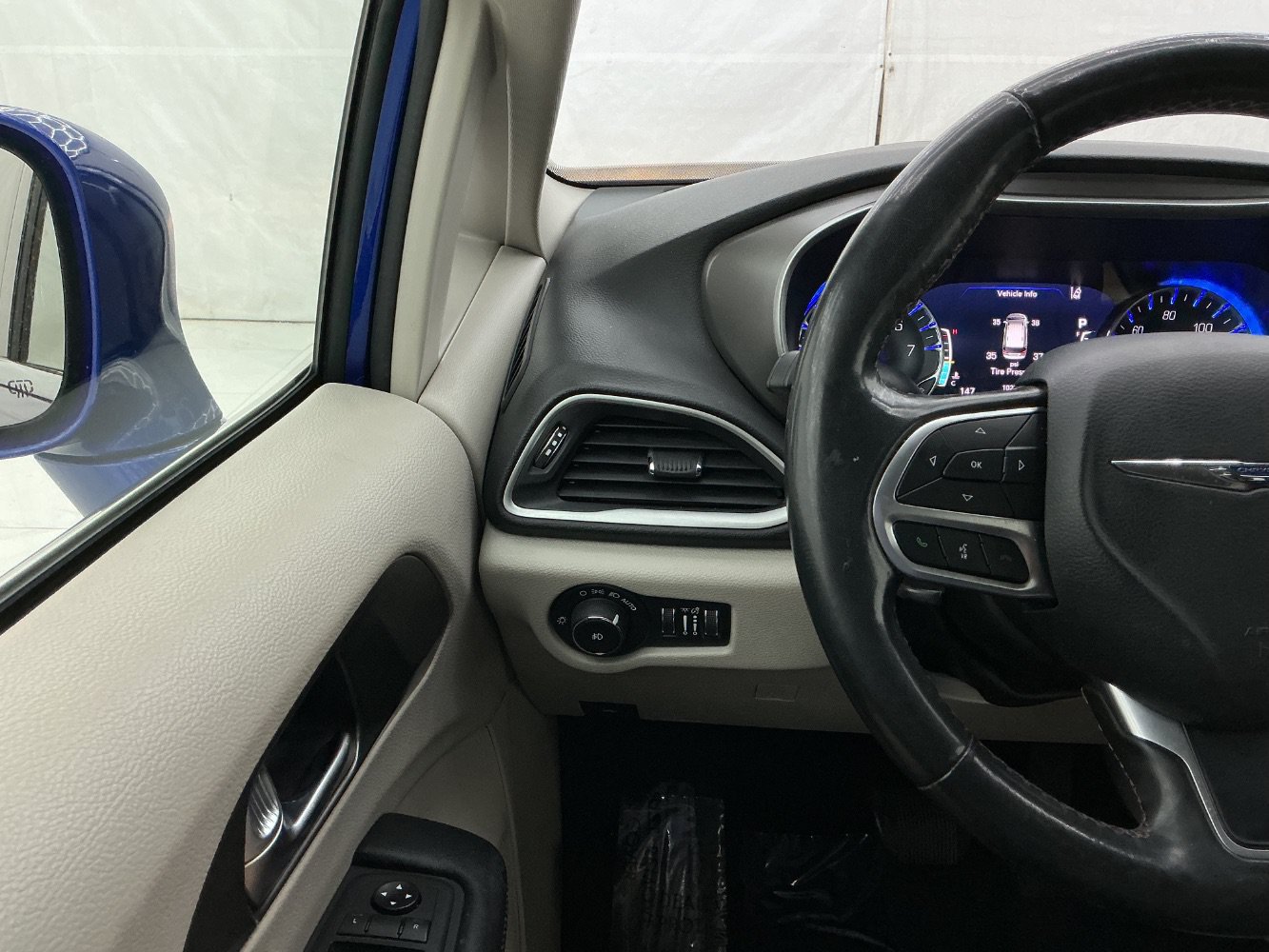 Used 2020 Chrysler Pacifica Touring w/ Advanced Safetytec Group FWD image 32