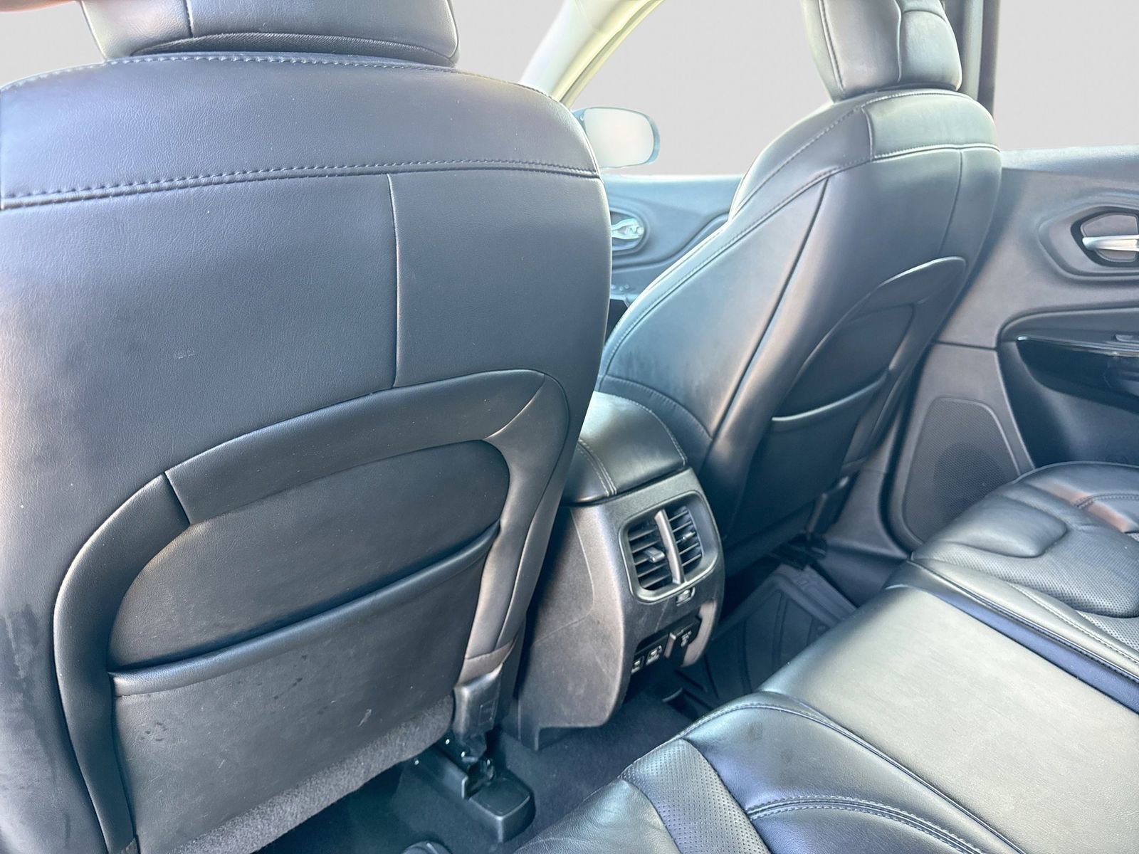 Used 2021 Jeep Cherokee Latitude Lux w/ Sun & Sound Group AWD/4WD image 18