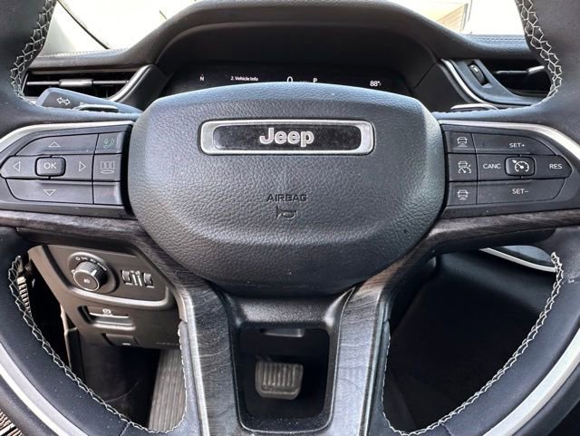 Used 2023 Jeep Grand Cherokee L Limited w/ Black Appearance Package image 9