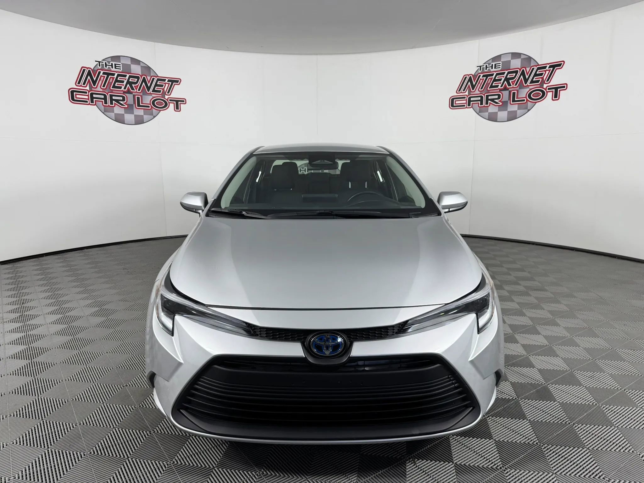 Used 2025 Toyota Corolla LE FWD image 2