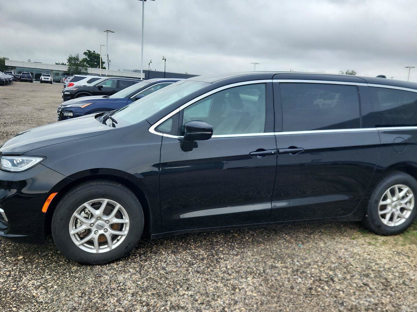 Used 2025 Chrysler Pacifica Select FWD image 7
