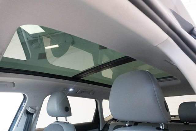 Used 2023 Volkswagen Taos SE w/ Panoramic Sunroof Package FWD image 5
