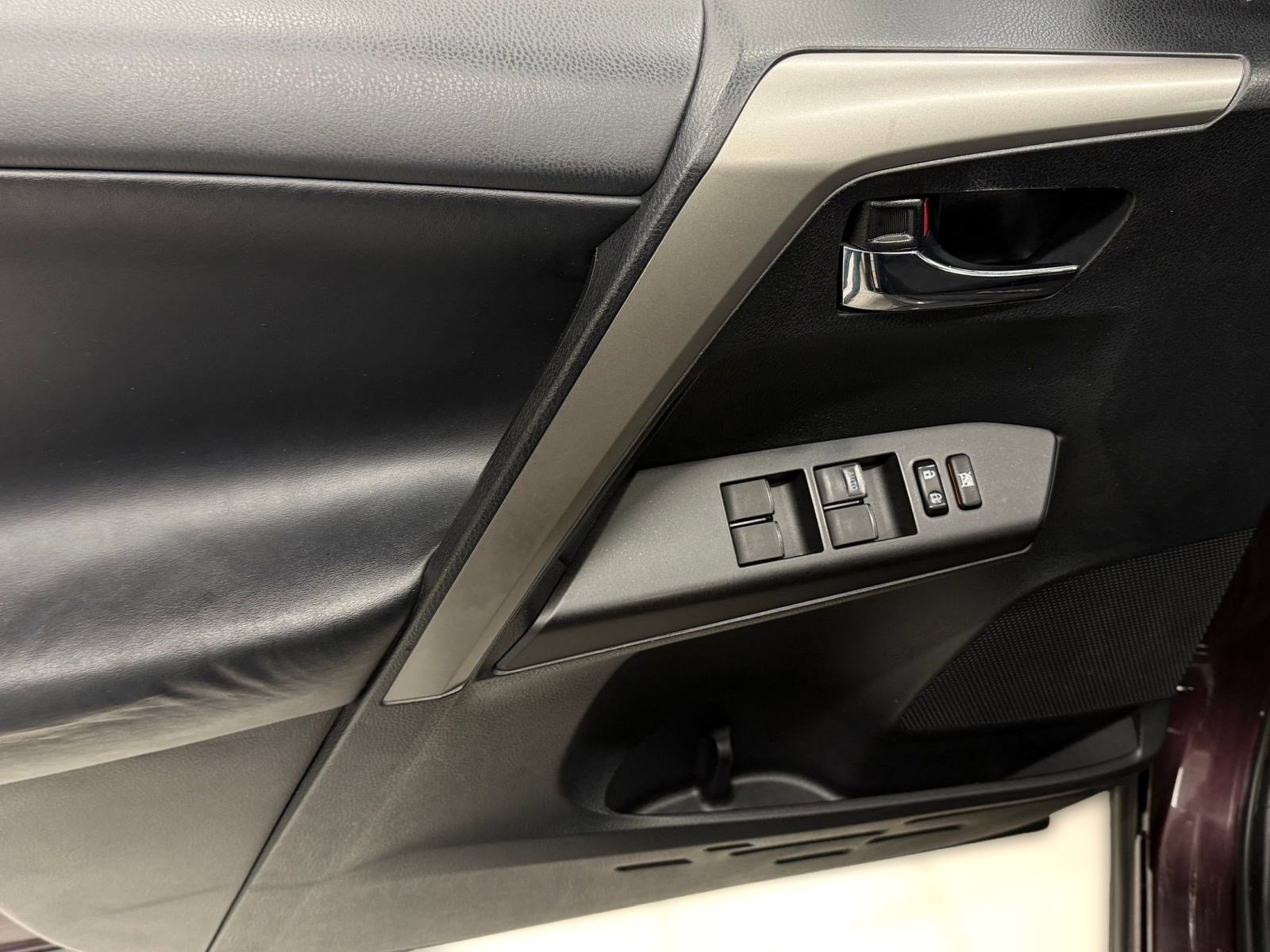 Used 2018 Toyota RAV4 XLE AWD/4WD image 11