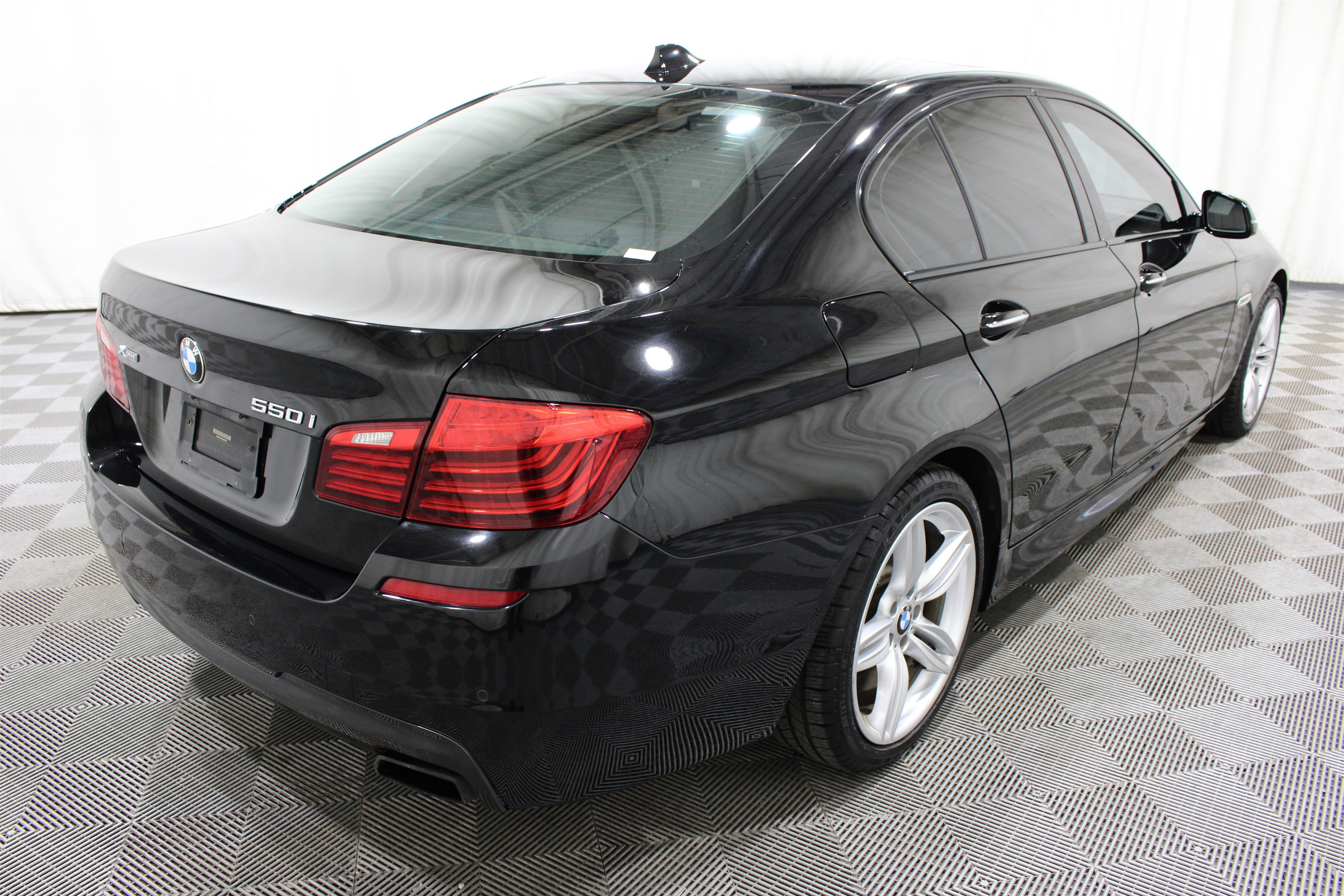 Used 2016 BMW 550i xDrive Sedan AWD/4WD image 32