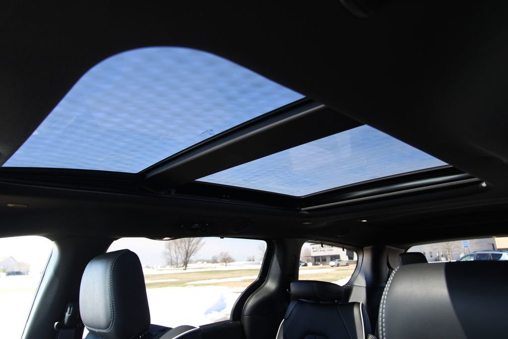 New 2026 Chrysler Pacifica Limited image 12