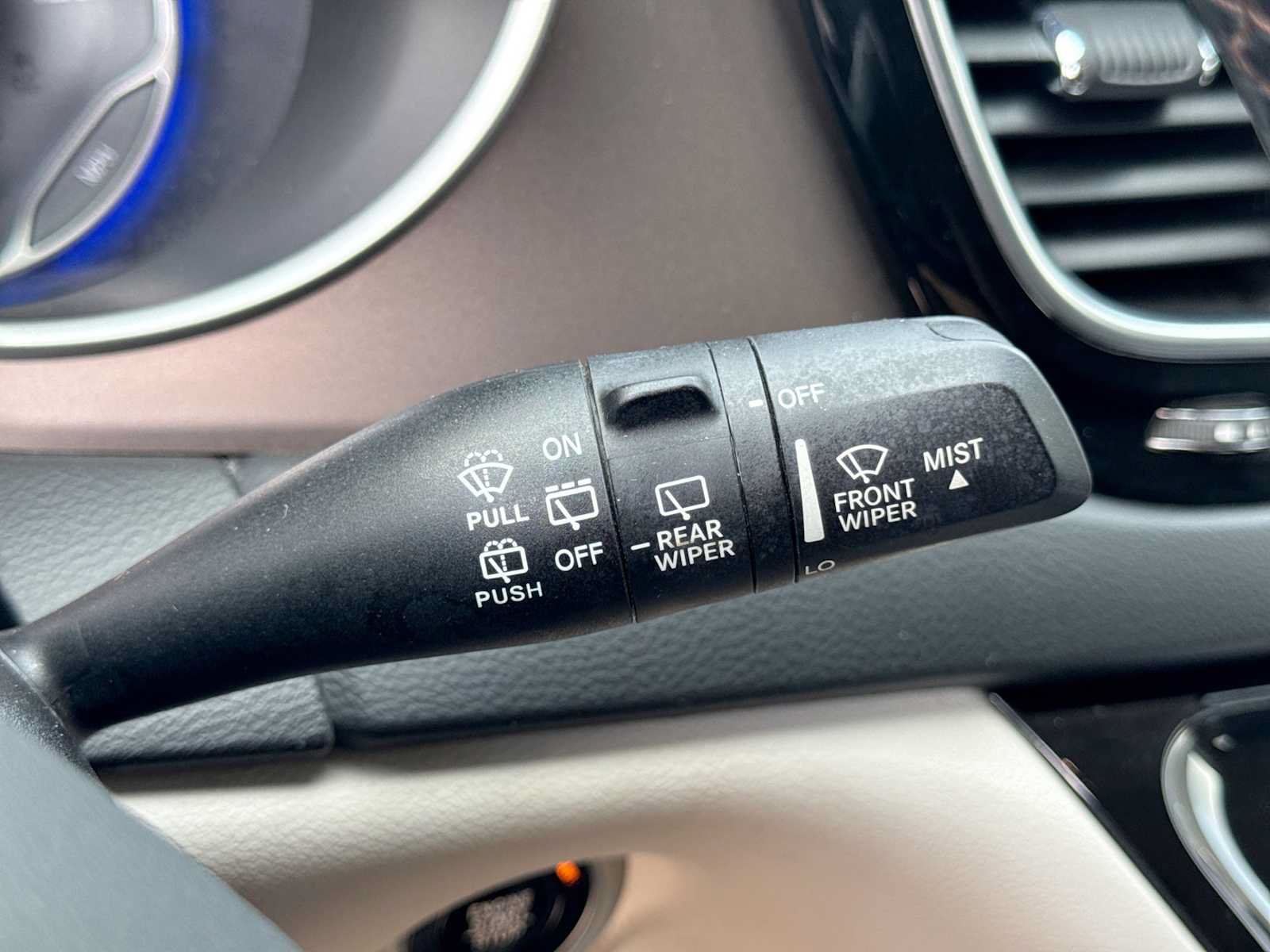 Used 2018 Chrysler Pacifica Touring-L FWD image 26