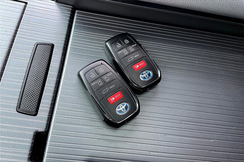 Used 2024 Toyota Sienna XSE image 38