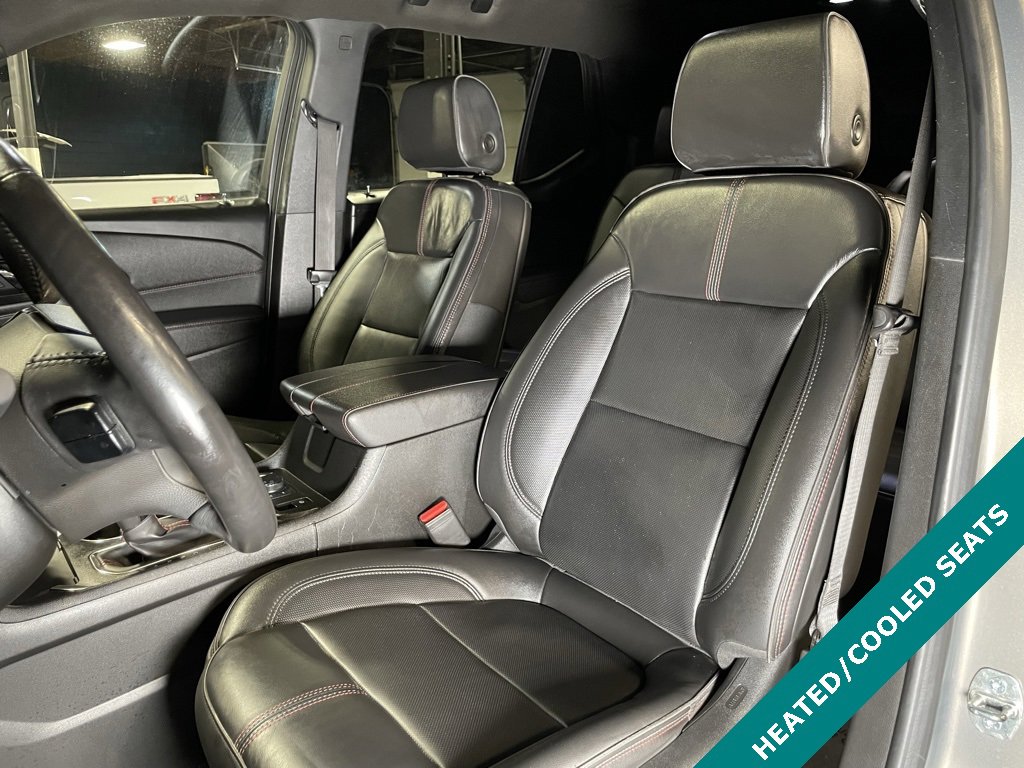 Used 2023 Chevrolet Traverse RS image 3