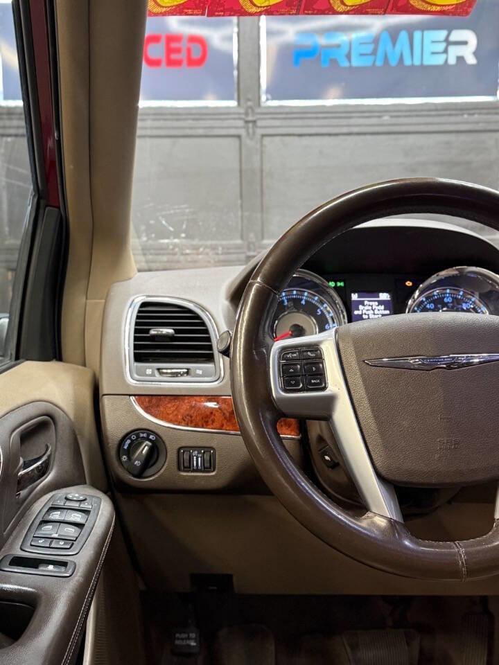 Used 2012 Chrysler Town & Country Touring-L w/ Entertainment Group #2 FWD image 15