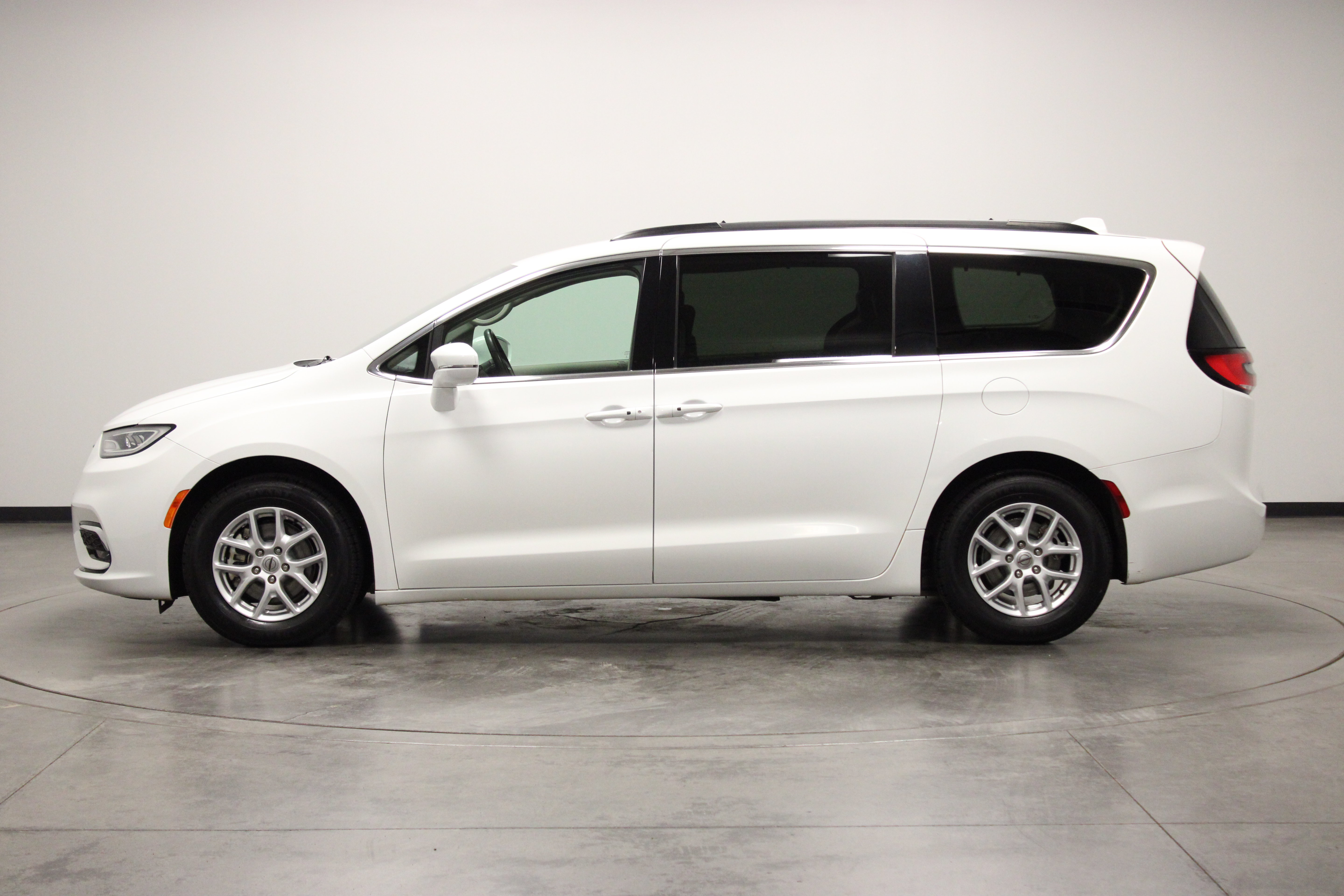 Used 2022 Chrysler Pacifica Touring-L FWD image 5
