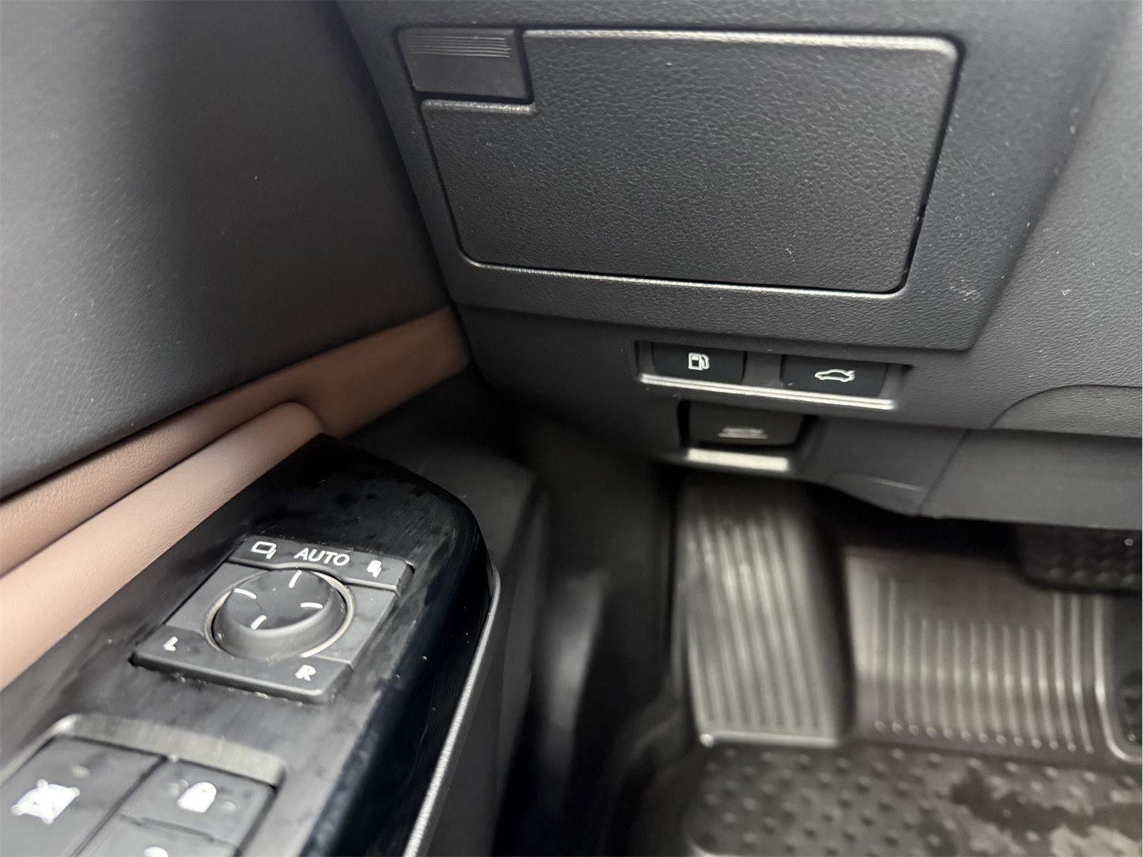 Used 2025 Lexus ES 350 Base w/ Premium Package image 18