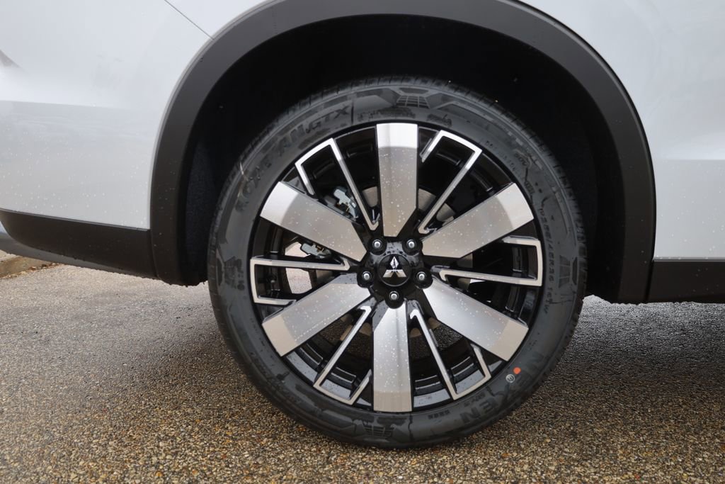 New 2025 Mitsubishi Outlander SE image 12