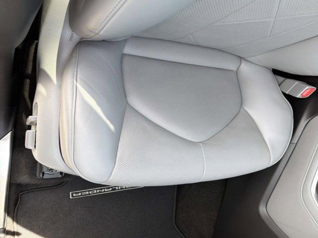Used 2023 Toyota Highlander Platinum FWD image 17